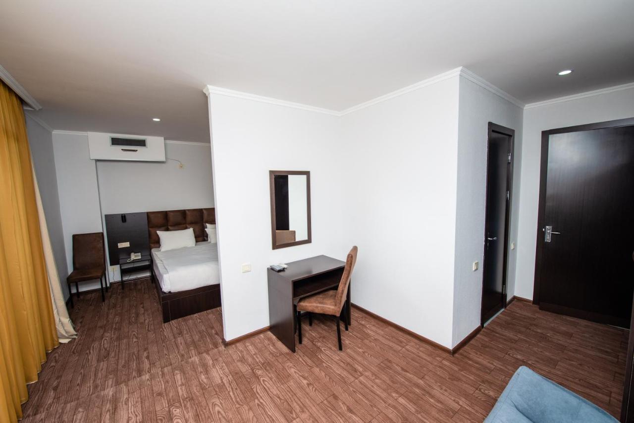 Hotel Shine Palace Tbiliszi Kültér fotó