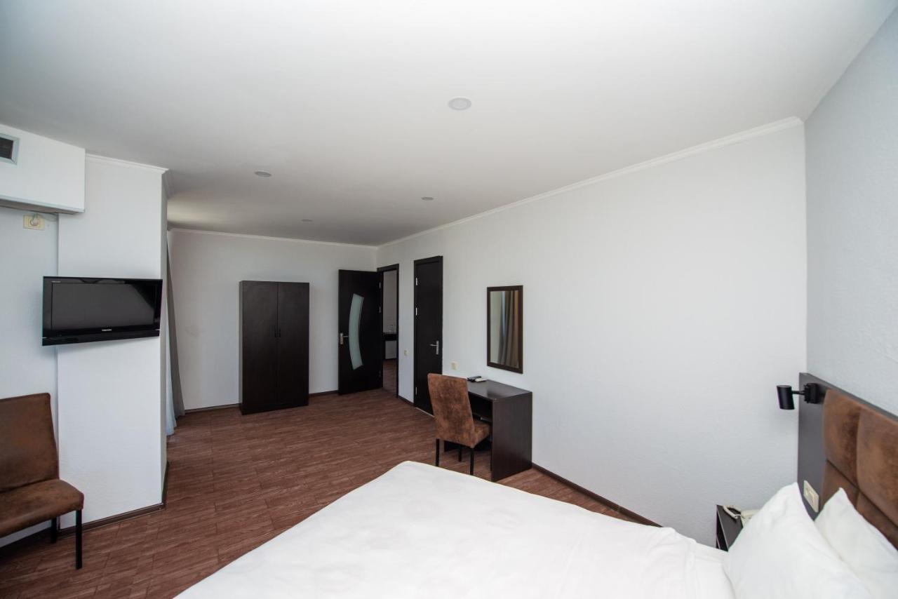 Hotel Shine Palace Tbiliszi Kültér fotó