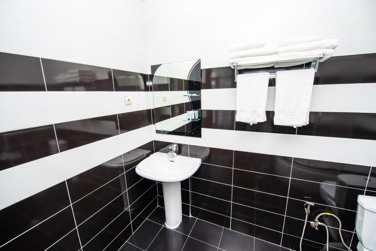 Hotel Shine Palace Tbiliszi Kültér fotó